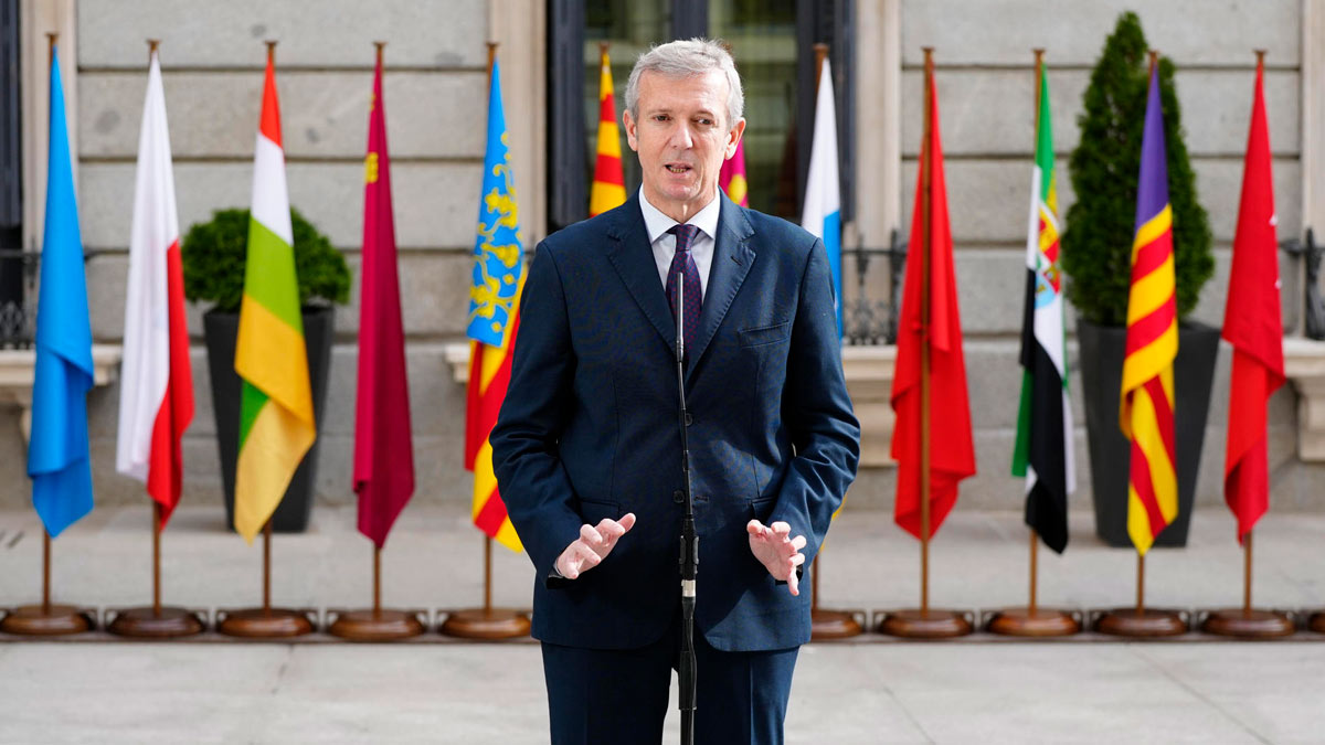 El presidente de Galicia, Alfonso Rueda, en el exterior del Congreso este miércoles, día en el que las Cortes celebran el 45 aniversario de la Constitución en medio de la crispación y la polvareda que ha levantado la amnistía para los encausados por el 'procés' y su encaje en la carta magna