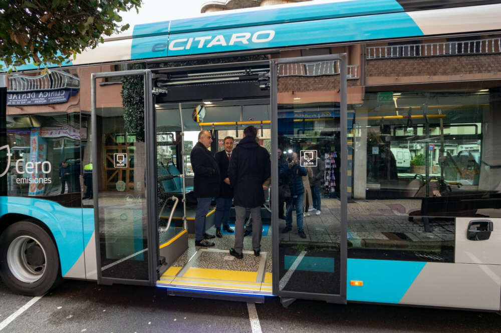 El director general de Alsa, Víctor López, durante la presentación de dos nuevos autobuses eléctricos de la compañía en Cantabria / Alsa