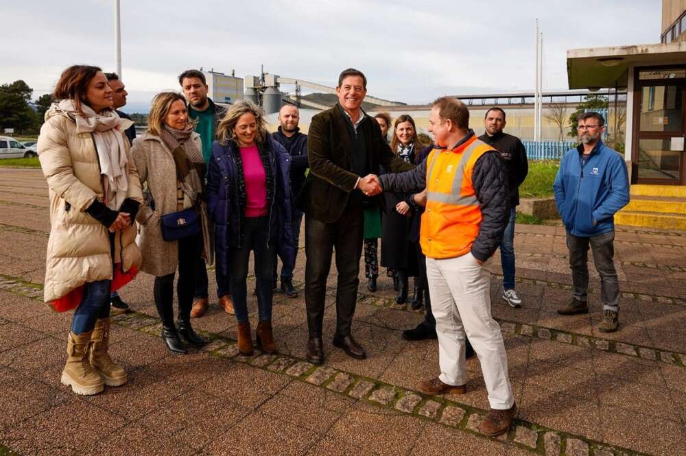 El candidato del PSdeG a la Xunta, Gómez Besteiro, se reúne con el comité de Alcoa en San Cibrao