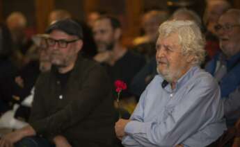 El político y economista Xosé Manuel Beiras (d), durante el homenaje que le ha ofrecido hoy martes Ateneo Atlántico, en Vigo. EFE / Salvador Sas.