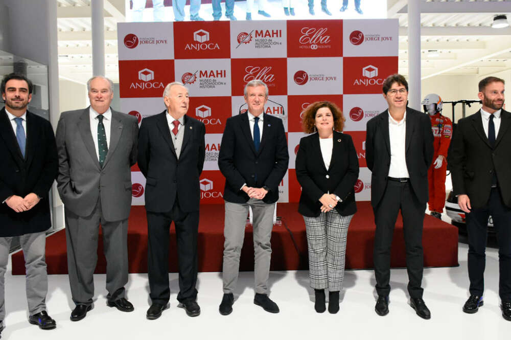 Asistentes al acto de inauguración del Museo de la Automoción e Historia (MAHI)