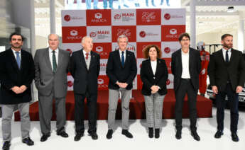 Asistentes al acto de inauguración del Museo de la Automoción e Historia (MAHI)