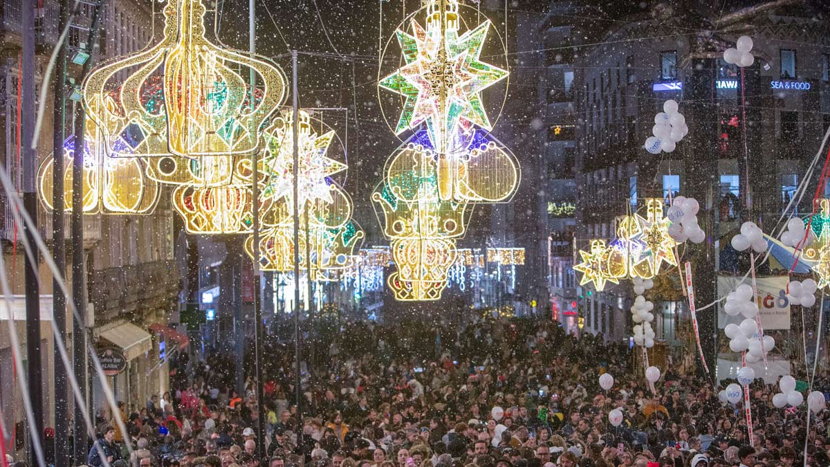 El alcalde de Vigo, Abel Caballero, da el pistoletazo de salida a la Navidad con el encendido de los más de once millones de leds y uno de los árboles más altos del país, hoy viernes en Vigo