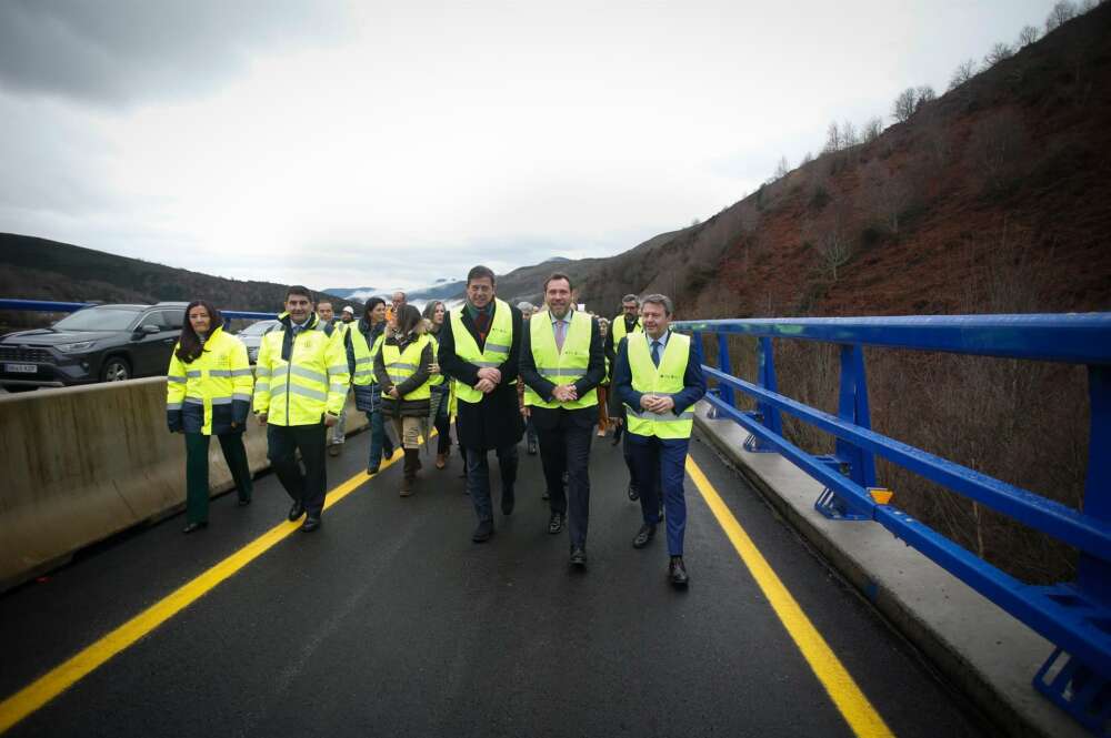 El ministro de Transportes y Movilidad Sostenible, Óscar Puente (2d), visita junto al diputado del PSOE y candidato del PSdeG a la Xunta, Xosé Ramón Gómez Besteiro (3d), las obras del Viaducto de O Castro en la autovía A-6, a 29 de diciembre de 2023. - Carlos Castro - Europa Press