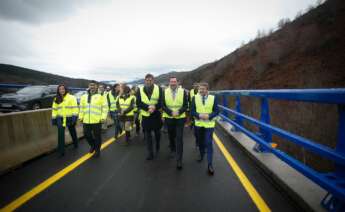 El ministro de Transportes y Movilidad Sostenible, Óscar Puente (2d), visita junto al diputado del PSOE y candidato del PSdeG a la Xunta, Xosé Ramón Gómez Besteiro (3d), las obras del Viaducto de O Castro en la autovía A-6, a 29 de diciembre de 2023. - Carlos Castro - Europa Press