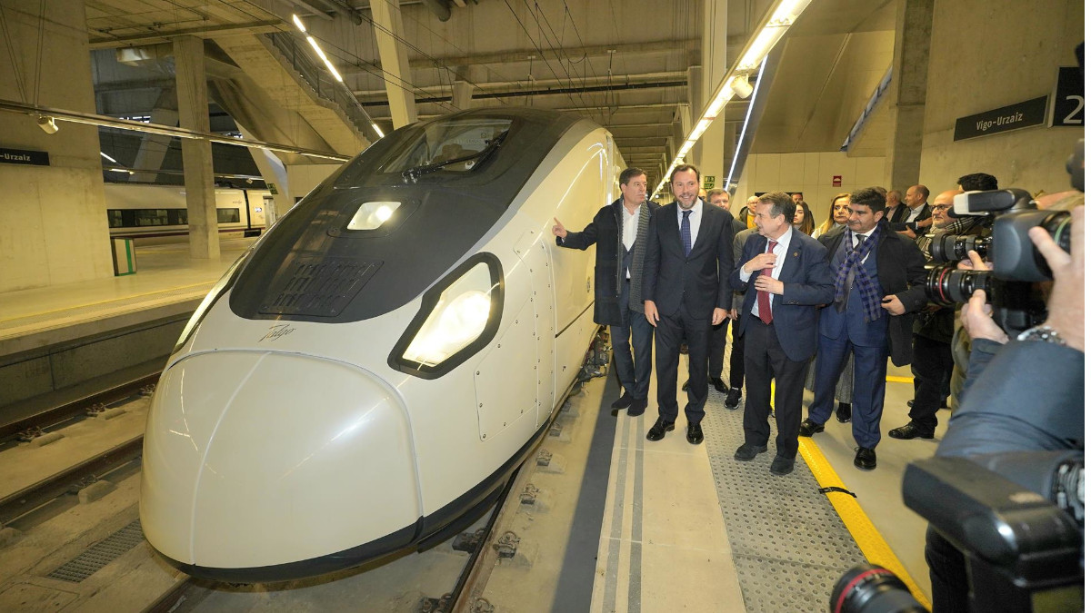 El candidato del PsdeG a la Xunta, Xosé Ramón Gómez Besteiro; el ministro de Transportes y Movilidad Sostenible, Óscar Puente y el alcalde de Vigo, Abel Caballero, tras la llegada del primer Avril en pruebas a la estación de Urzáiz-Vialia en Vigo / Europa Press