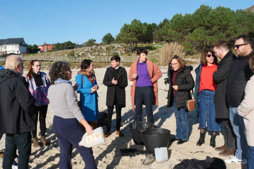 La portavoz nacional del BNG, Ana Pontón, comprueba la situación de las playas de Muros / BNG