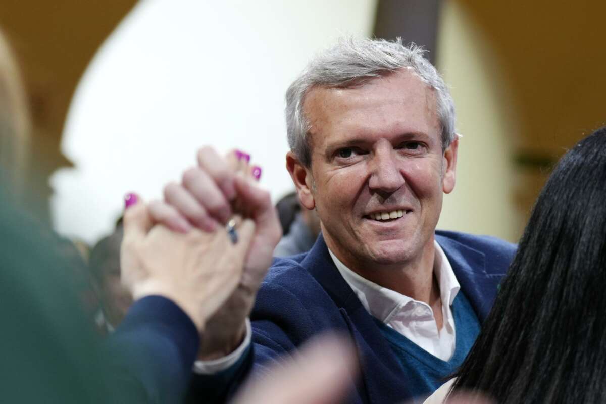 El presidente de la Xunta, Alfonso Rueda, saluda durante el acto de proclamación como candidato del PP a la Xunta. Álvaro Ballesteros / Europa Press