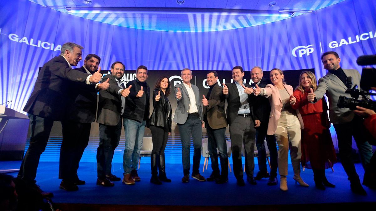 El presidente del PPdeG, Alfonso Rueda, junto a lideres autonómicos del partido en un acto en A Coruña