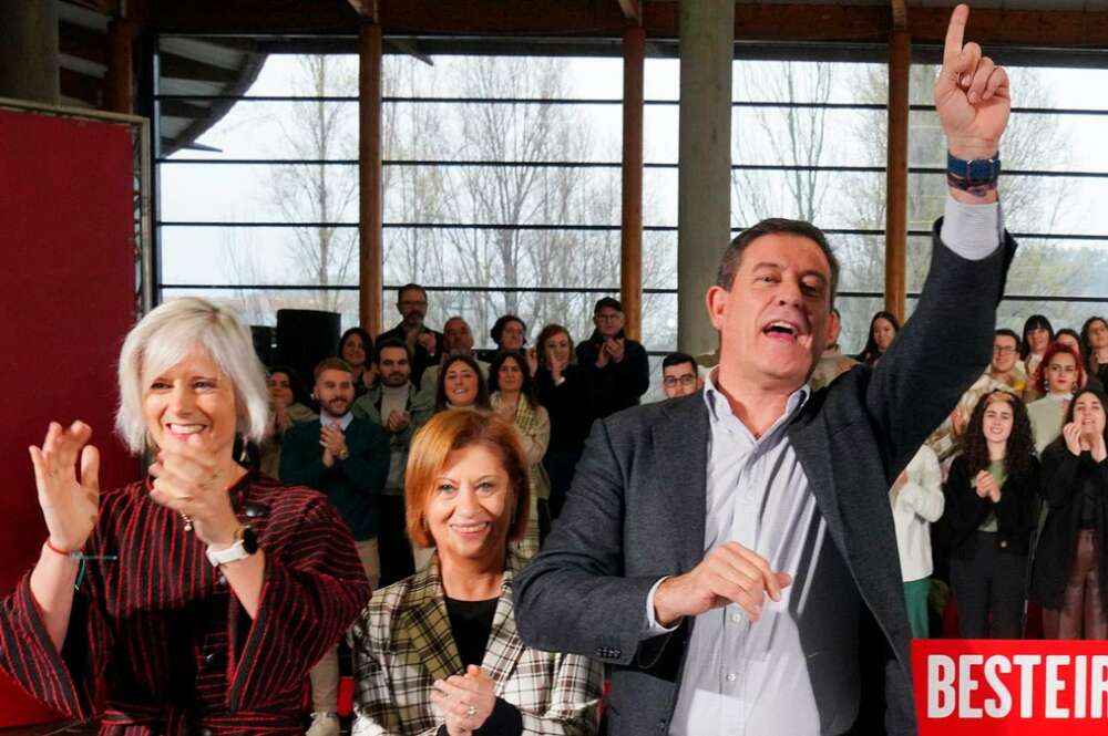 La cabeza de lista del PSdeG por la provincia de A Coruña, Patricia Iglesias, la cabeza de lista del PSdeG por la provincia de Pontevedra, Elena Espinosa, y el candidato del PSdeG a la presidencia de la Xunta, Xosé Ramón Gómez Besteiro