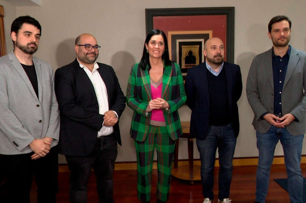 De izquierda a derecha: Borja San Ramón (Podemos), Rubén Cela (BNG), Paula Prado (PPdeG), José Manuel Lage (PSdeG) y Paulo Carlos López (Sumar)