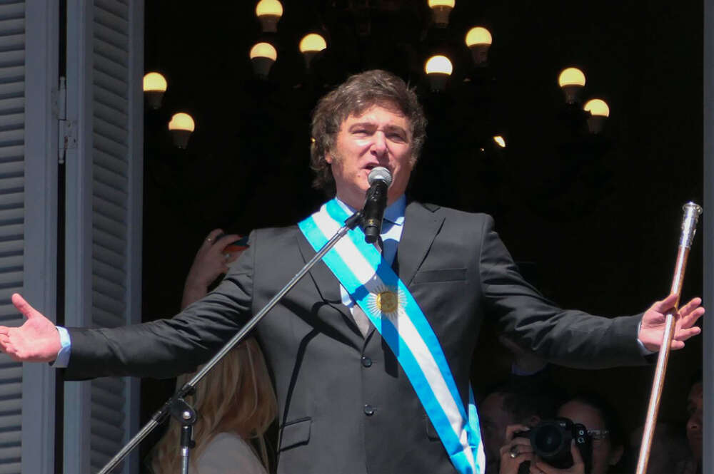 El presidente electo de Argentina, Javier Milei, sale al balcón de la Casa Rosada para saludar a simpatizantes