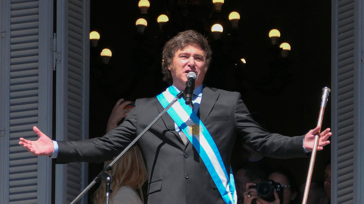 El presidente electo de Argentina, Javier Milei, sale al balcón de la Casa Rosada para saludar a simpatizantes