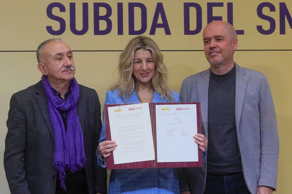 La vicepresidenta segunda del Gobierno y ministra de Trabajo y Economía Social, Yolanda Díaz (c), posa con los secretarios generales de CCOO, Unai Sordo (d), y UGT, Pepe Álvarez, este miércoles en Madrid después de la firma del acuerdo para la subida del 5 % del salario mínimo interprofesional (SMI) en 2024