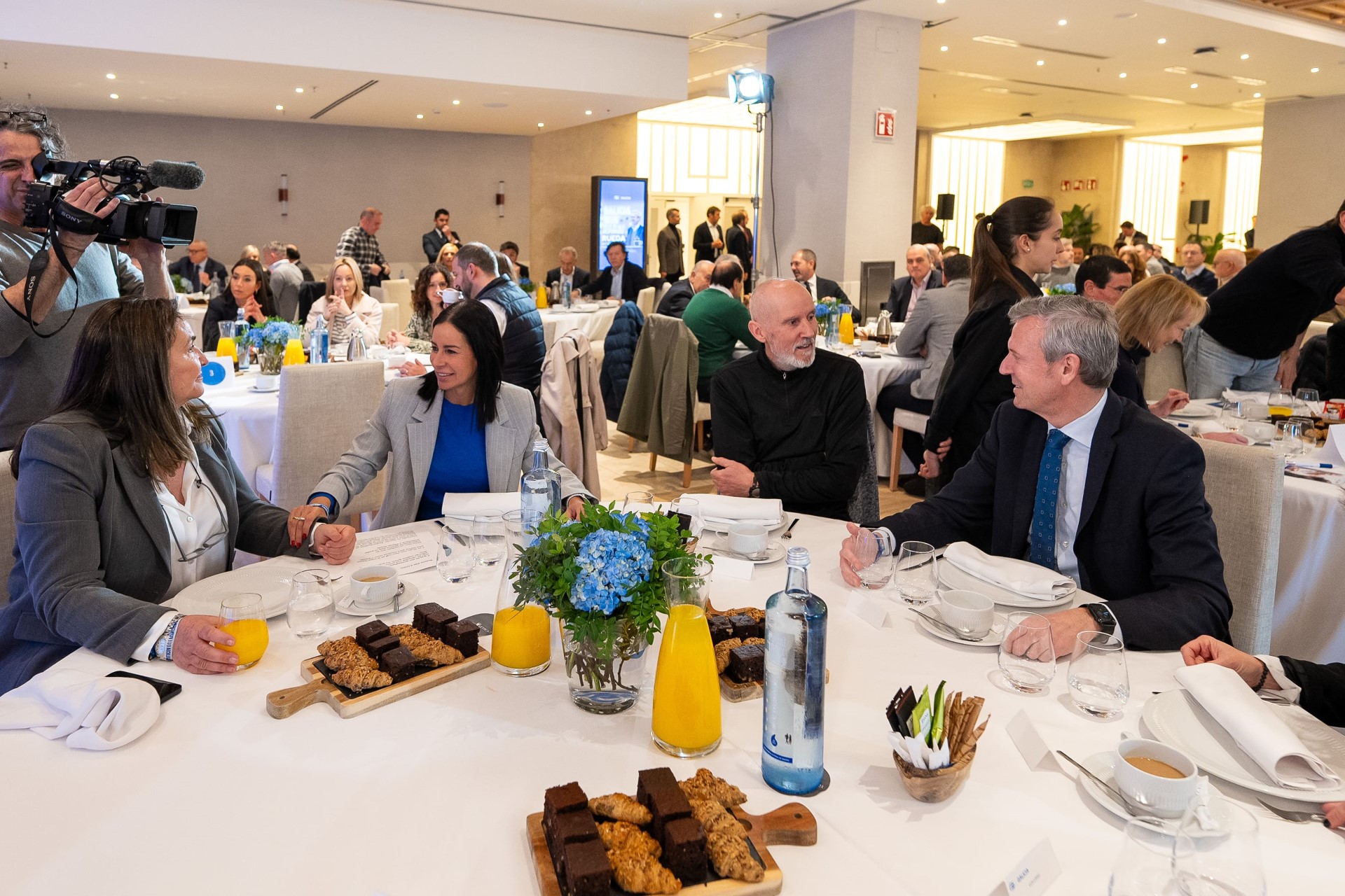 Patricia García, en el centro, comparte mesa con Alfonso Rueda en un desayuno en Vigo el pasado lunes / PPdeG