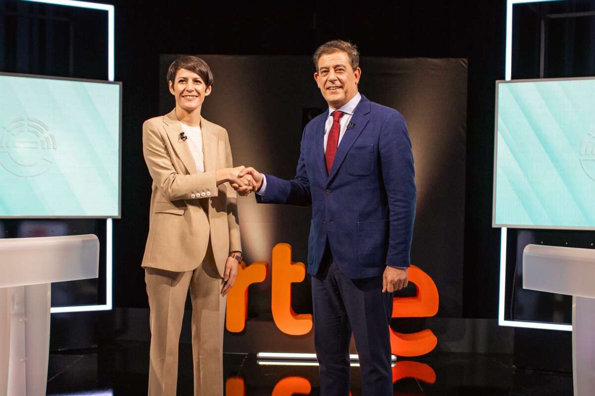 La candidata del Bloque Nacionalista Galego (BNG) a la presidencia de la Xunta, Ana Pontón y el candidato del PSdeG a la Presidencia de la Xunta, José Ramón Gómez Besteiro se saludan a su llegada al último debate electoral para las elecciones gallegas del 18-F / Europa Press