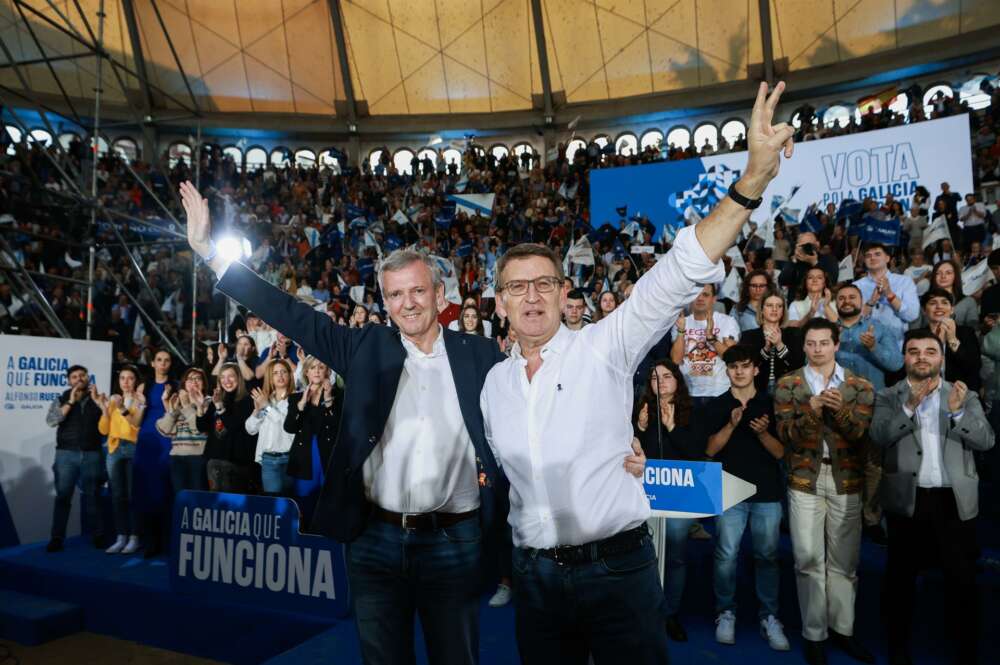 El candidato del PPdeG a la presidencia de la Xunta, Alfonso Rueda, junto al presidente del PP nacional, Alberto Núñez Feijóo, en el mitin de los populares gallegos en la plaza de toros de Pontevedra. - BEATRIZ CISCAR