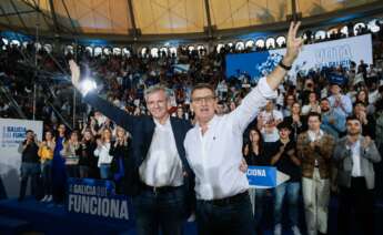 El candidato del PPdeG a la presidencia de la Xunta, Alfonso Rueda, junto al presidente del PP nacional, Alberto Núñez Feijóo, en el mitin de los populares gallegos en la plaza de toros de Pontevedra. - BEATRIZ CISCAR