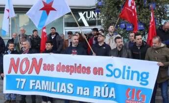 Concentración de trabajadores de la auxiliar del naval Soling Instalaciones, ante la delegación de la Xunta en Vigo / Europa Press