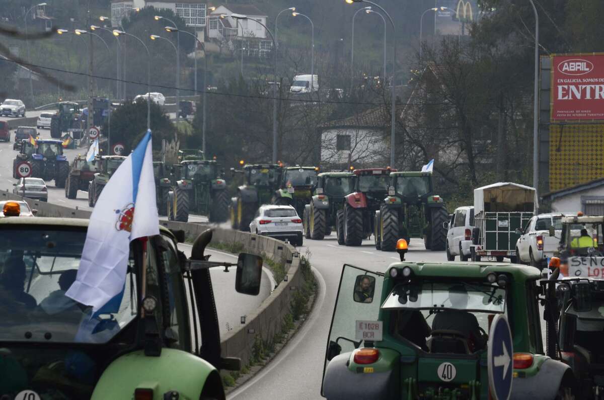 Varios tractores de agricultores llegan a Ourense durante las protestas convocadas contra la burocracia y la subida de los costes. Rosa Veiga / Europa Press