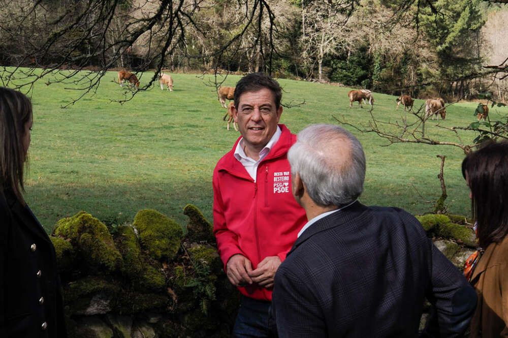 El candidato del PSdeG, José Ramón Gómez Besteiro, visita la zona mientras mantiene un encuentro con representantes de la asociación Galicia Baleira, este viernes en las Cabanas das Chousas en O Veral, Lugo