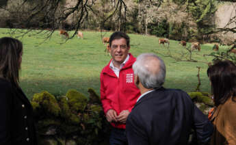 El candidato del PSdeG, José Ramón Gómez Besteiro, visita la zona mientras mantiene un encuentro con representantes de la asociación Galicia Baleira, este viernes en las Cabanas das Chousas en O Veral, Lugo