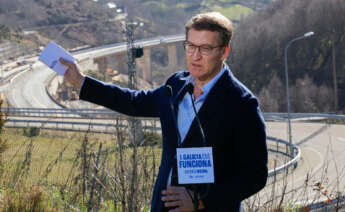 El presidente del PP Alberto Núñez Feijóo, realiza declaraciones a los medios en su primer acto de campaña de las elecciones gallegas, esta mañana en Pedrafita do Cebreiro (Lugo)