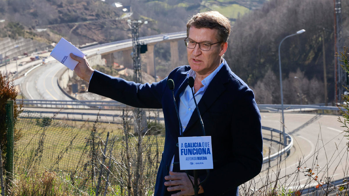 El presidente del PP Alberto Núñez Feijóo, realiza declaraciones a los medios en su primer acto de campaña de las elecciones gallegas, esta mañana en Pedrafita do Cebreiro (Lugo)