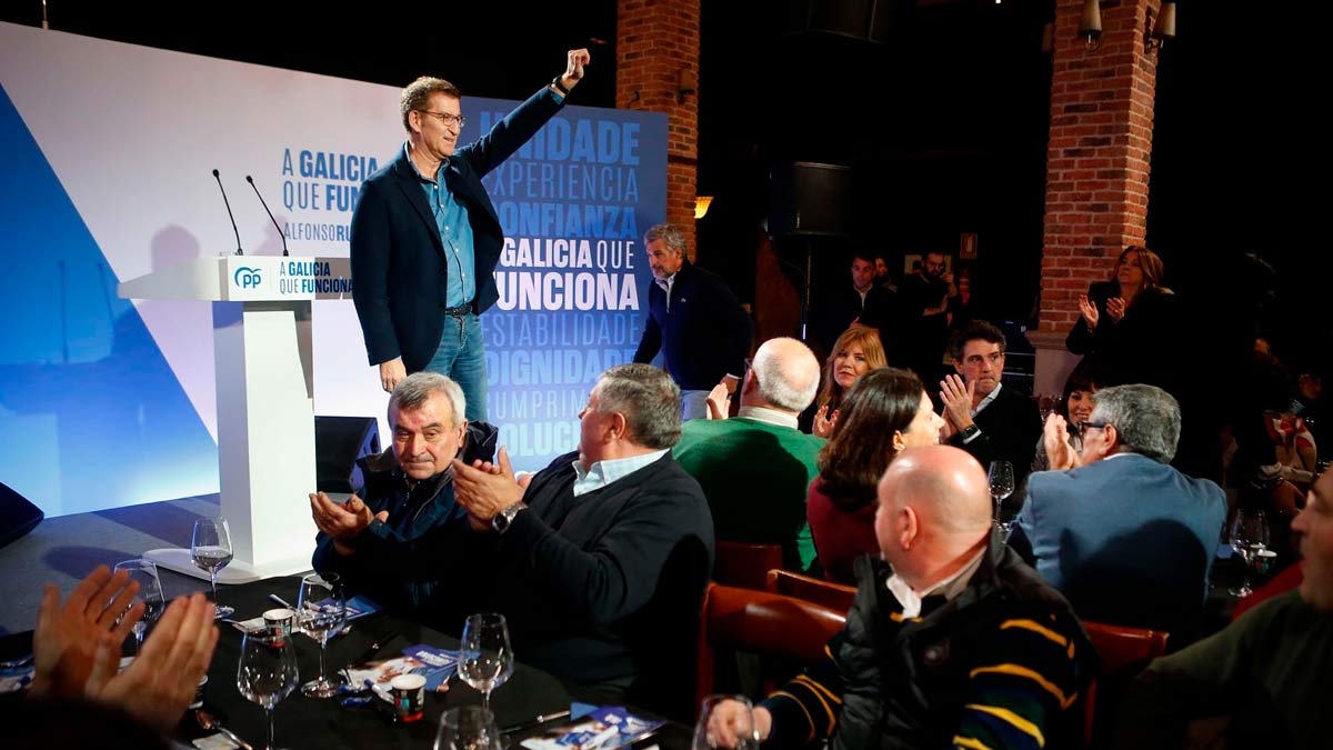 El presidente del Partido Popular, Alberto Núñez Feijóo, durante una comida de campaña del Partido Popular, en el restaurante Litmar, a 10 de febrero de 2024, en Sarria, Lugo, Galicia (España)