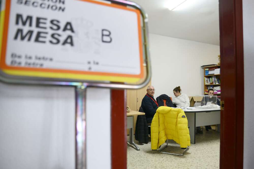 Mesa electoral en Castro Caldelas