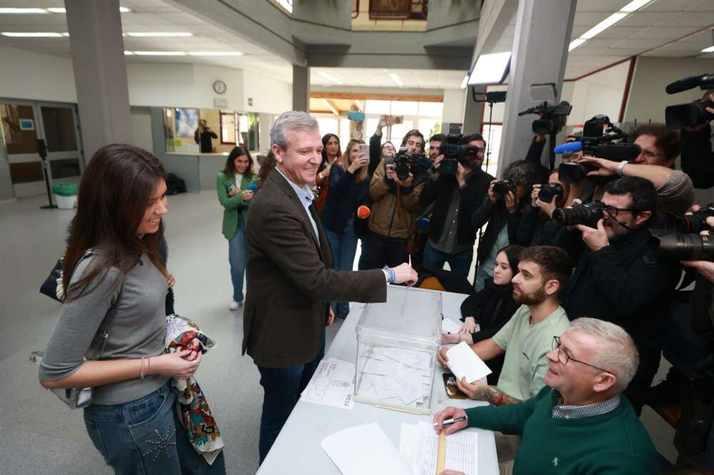 Alfonso Rueda vota en un colegio electoral de Pontevedra