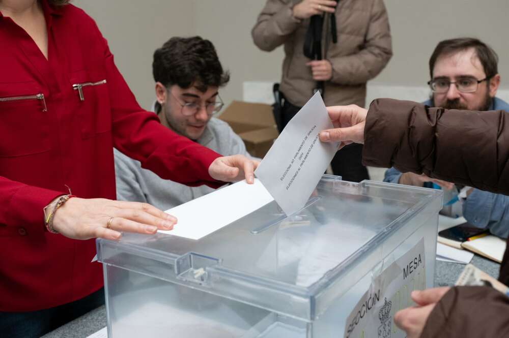 Ciudadania gallega ejerciendo el derecho al voto