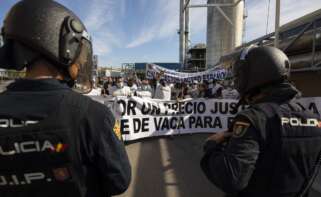 Protesta de los ganaderos frente a una fábrica de Lactalis por los bajos precios que perciben por la leche / EP/Álex Cámara