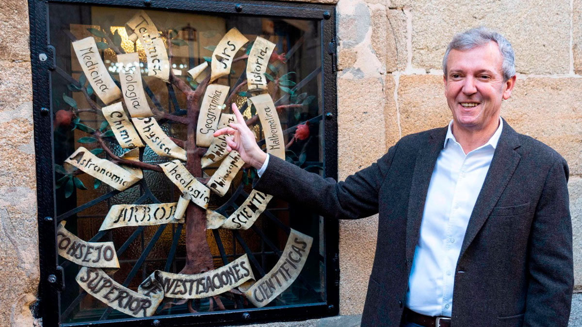 Alfonso Rueda en una acto de campaña en Santiago