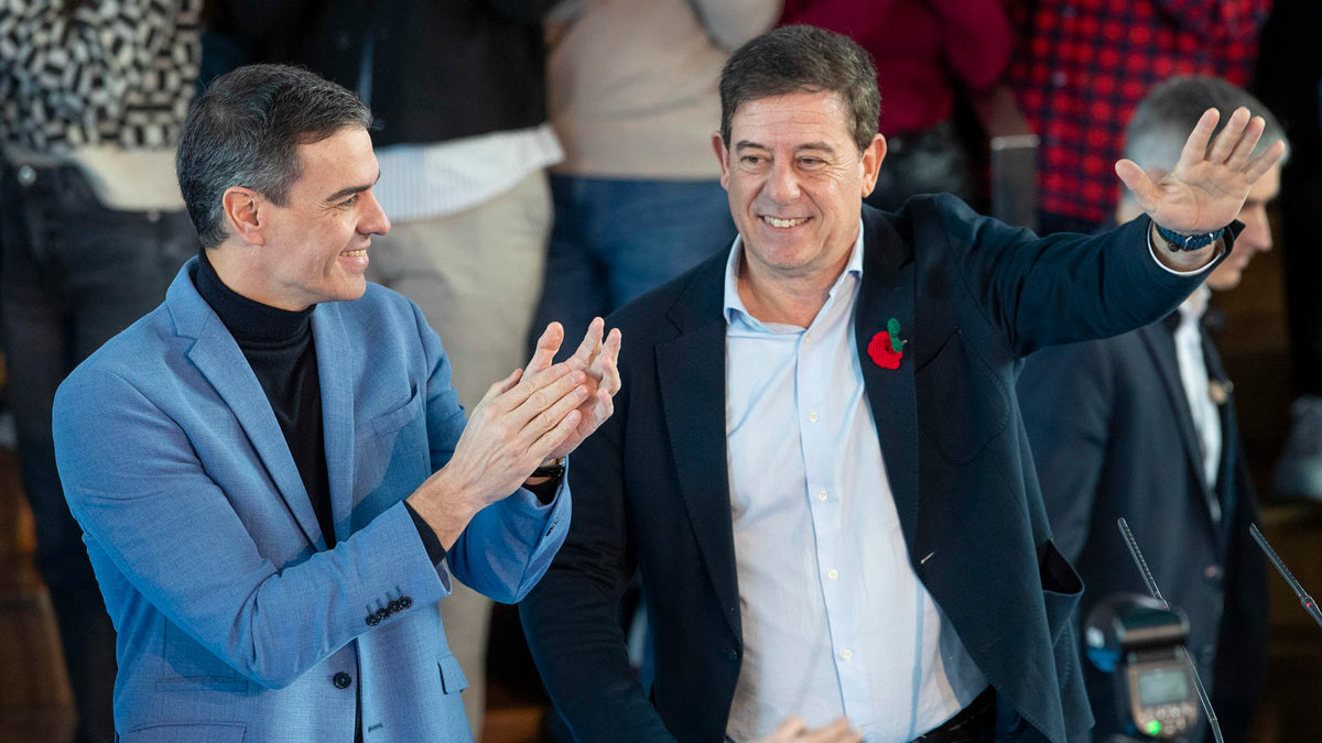 El secretario general del PSOE y presidente del Gobierno Pedro Sánchez (i) ha arropado al candidato a la Presidencia de la Xunta de Galicia Jose Ramón López Besteiro (d) este sábado en Vigo.