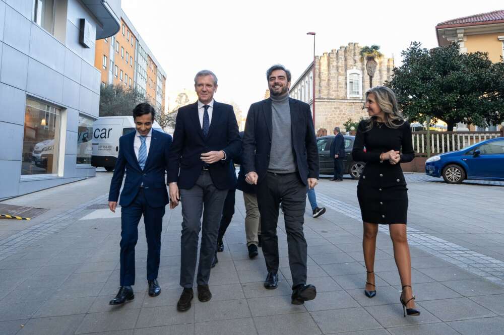 Alfonso Rueda, acompañado de Diego Calvo y José Manuel Rey Varela, acude a un acto con empresarios en Ferrol