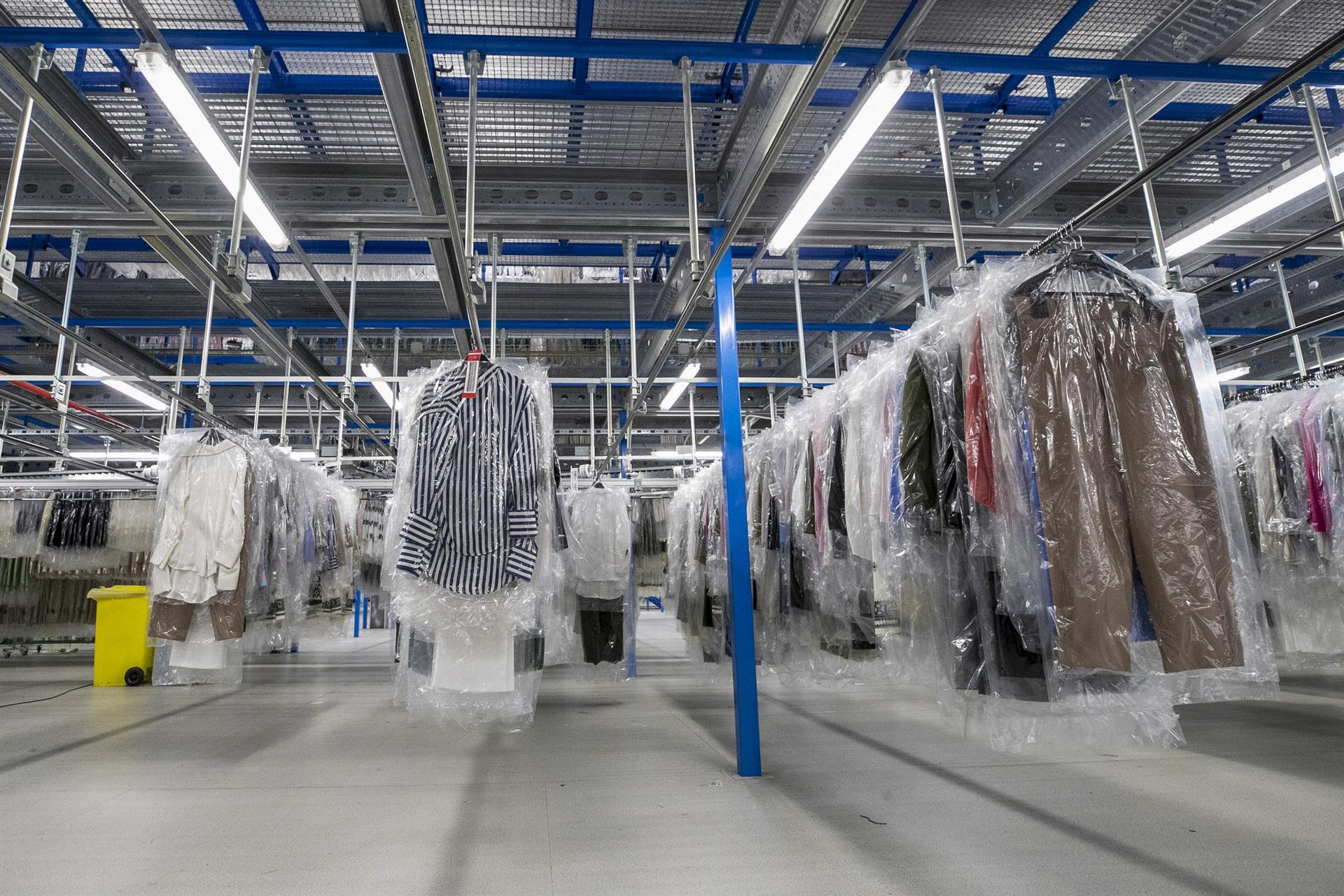 Imagen de las instalaciones de la Plataforma Europa de Inditex en Zaragoza. EFE/Javier Cebollada