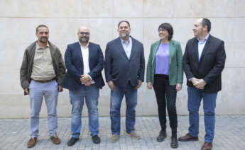 El presidente de ERC, Oriol Junqueras (c); el candidato al Europarlamento de EH Bildu y miembro de la dirección política del partido, Pernando Barrena (d); el responsable de Relaciones Internacionales de la Ejecutiva Nacional del BNG, Rubén Cela (2i); el coordinador de Ara Més, Mateu Mates (i), y la candidata de ERC al Europarlamento, Diana Riba (2d), antes de la firma del acuerdo por el que ERC, EH Bildu y BNG han reeditado la coalición con la que ya concurrieron a las elecciones europeas de 2019, una alianza que ahora es "más potente y ambiciosa" al sumar a Ara Més y que se propone ser la voz de "las naciones sin estado" en Europa. EFE/Marta Pérez