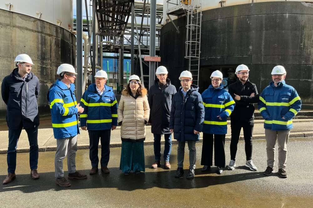 La conselleira de Economía y Promoción do Emprego, María Jesús Lorenzana, durante la visita a las instalaciones de Vertex Bioenergy, junto al exalcalde Ferrol, Ángel Mato