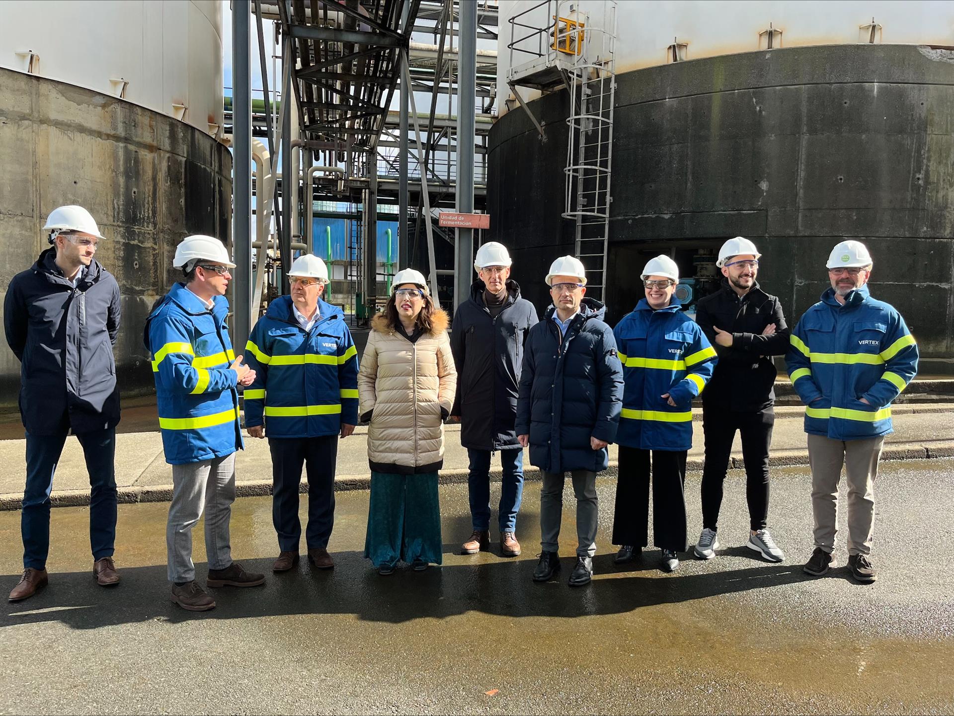 La conselleira de Economía y Promoción do Emprego, María Jesús Lorenzana, durante la visita a las instalaciones de Vertex Bioenergy, junto al exalcalde Ferrol, Ángel Mato