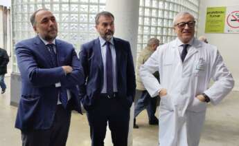 El conselleiro de Sanidade, Julio García Comesaña (i); el director xeral de Asistencia Sanitaria, Jorge Aboal (c); y el gerente del Chuvi, Javier Puente (d), a la entrada del hospital Meixoeiro de Vigo / Europa Press