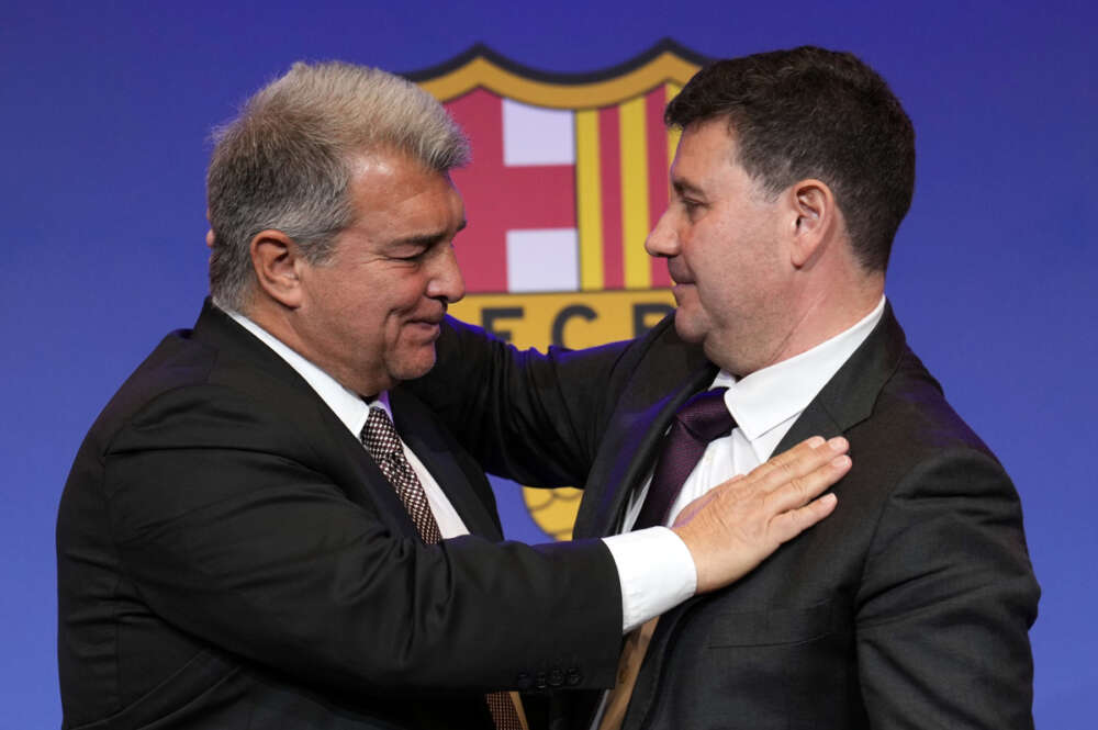 El vicepresidente Eduard Romeu (d), máximo responsable del área económica del FC Barcelona, junto al presidente del club, Joan Laporta, durante el acto en el que explicó que renuncia a su cargo para iniciar "un nuevo proyecto empresarial" que tiene "mucha complejidad". EFE/Alejandro García