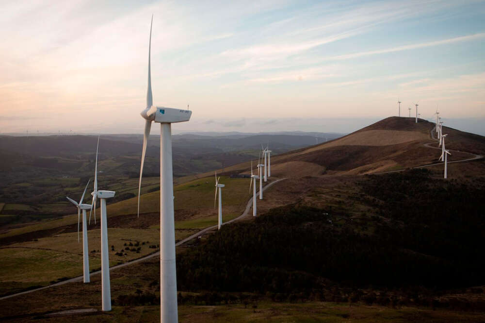 Varios aerogeneradores en el parque eólico de Vilachá, a 15 de marzo de 2024, en Lugo, Galicia