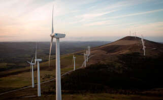 Varios aerogeneradores en el parque eólico de Vilachá, a 15 de marzo de 2024, en Lugo, Galicia