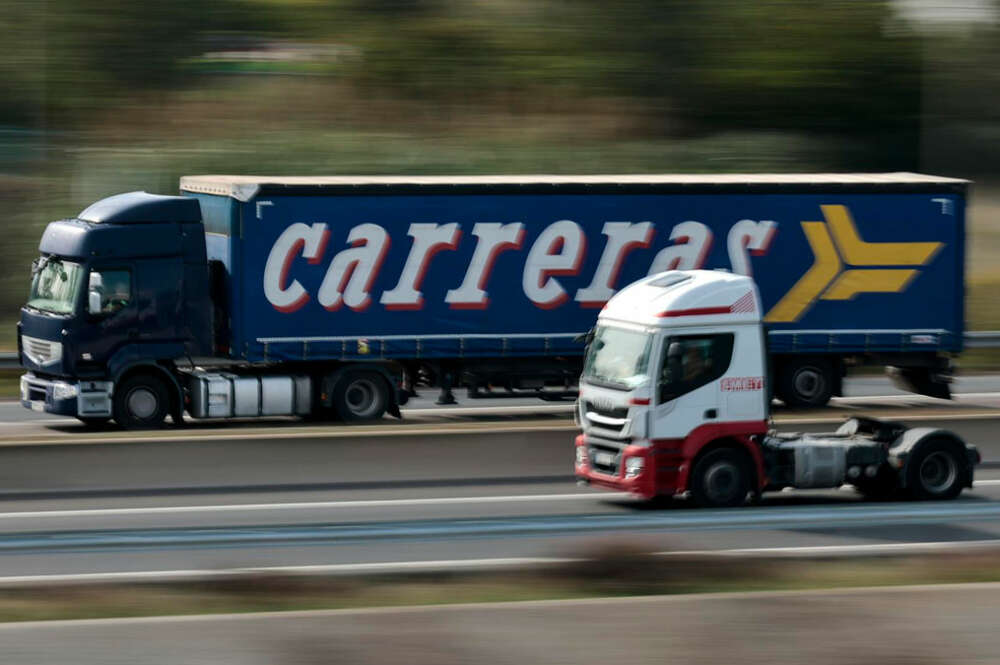 Dos camiones circulan por una autopista