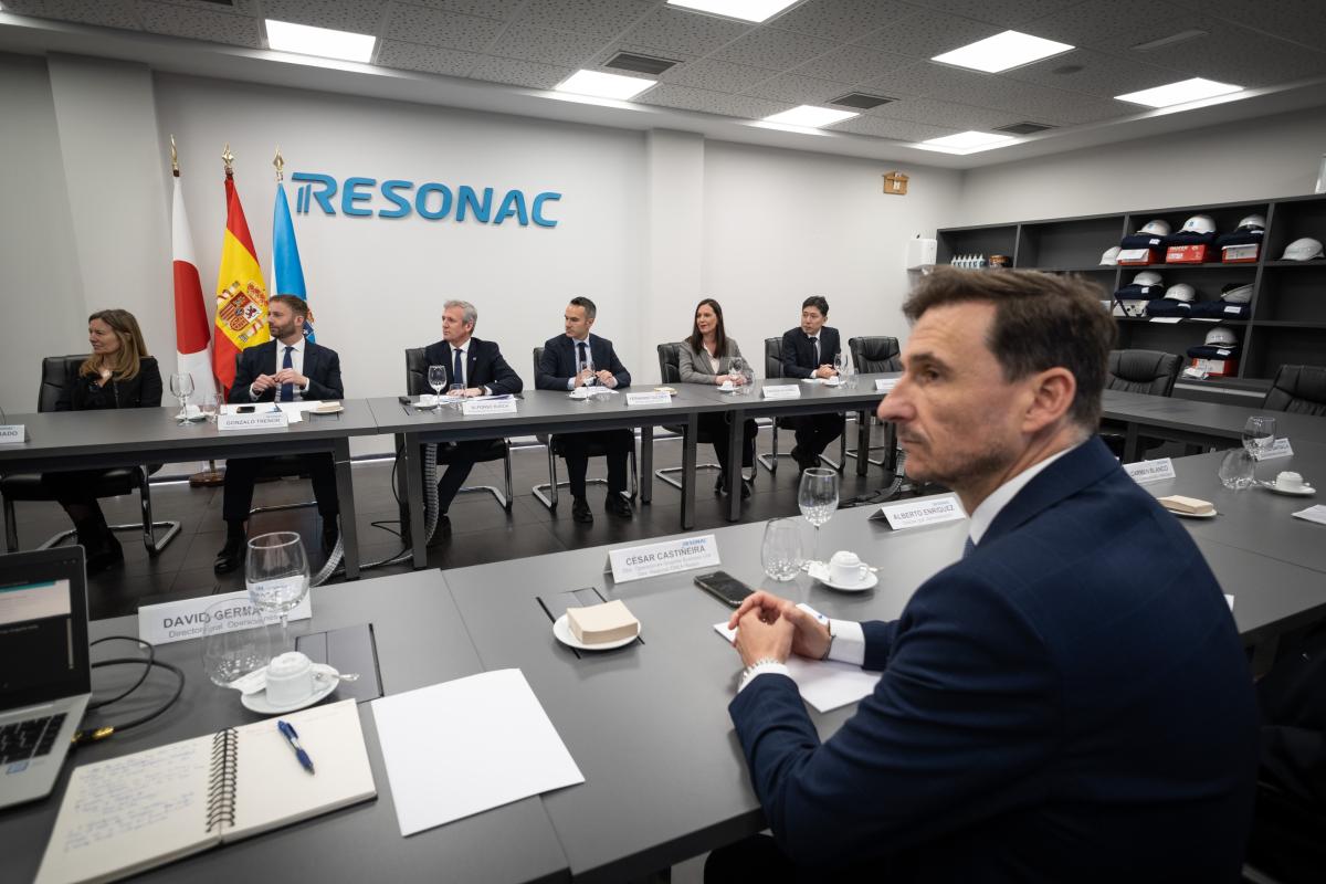 César Castiñeira, en primer plano, durante la visita de Alfonso Rueda a las instalaciones de Resonac en A Coruña / Xunta