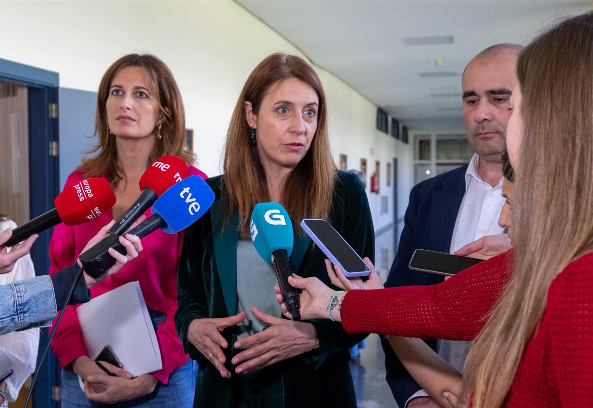 La conselleira de Medio Rural, María José Gómez, atiende a los medios ntes de participar en Santiago en un encuentro de coordinación sobre la lucha contra la velutina / EP