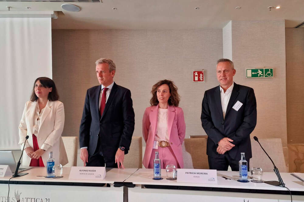 María Jesús Lorenzana, conselleira de Economía e Industria; Alfonso Rueda, presidente de la Xunta; Patricia Moreira, presidenta de Ceaga; e Ignacio Bueno, director de Stellantis Vigo