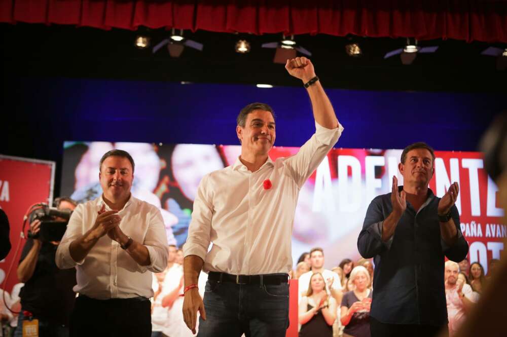 El secretario xeral saliente del PSdeG, Valentín Formoso, junto al presidente del Gobierno, Pedro Sánchez, y José Ramón Gómez Besteiro - Carlos Castro