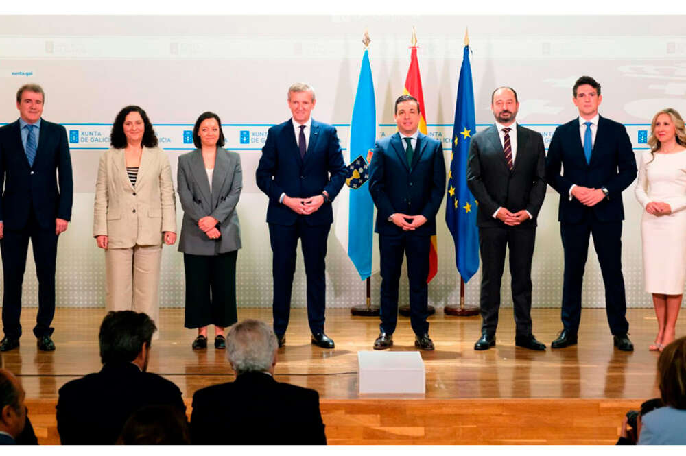 De izquierda a derecha: Manuel Pardo, delegado de la Xunta en Ourense; Belén do Campo, delegada de la Xunta en A Coruña; Isabel Concheiro, directora xeral de Asuntos Constitucionais; Alfonso Rueda, presidente de la Xunta; Pedro Rojo, secretario xeral de Medios; Xosé Manuel Merelles, director de la Axencia de Turismo de Galicia; Javier Arias, delegado de la Xunta en Lugo; y Martina Aneiros, delegada de la Xunta en Ferrol. David Cabezón Xunta